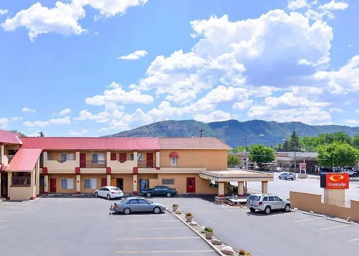 Econo Lodge Inn & Suites