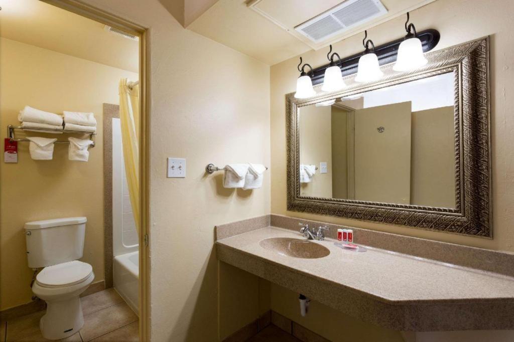 Econo Inn&suites