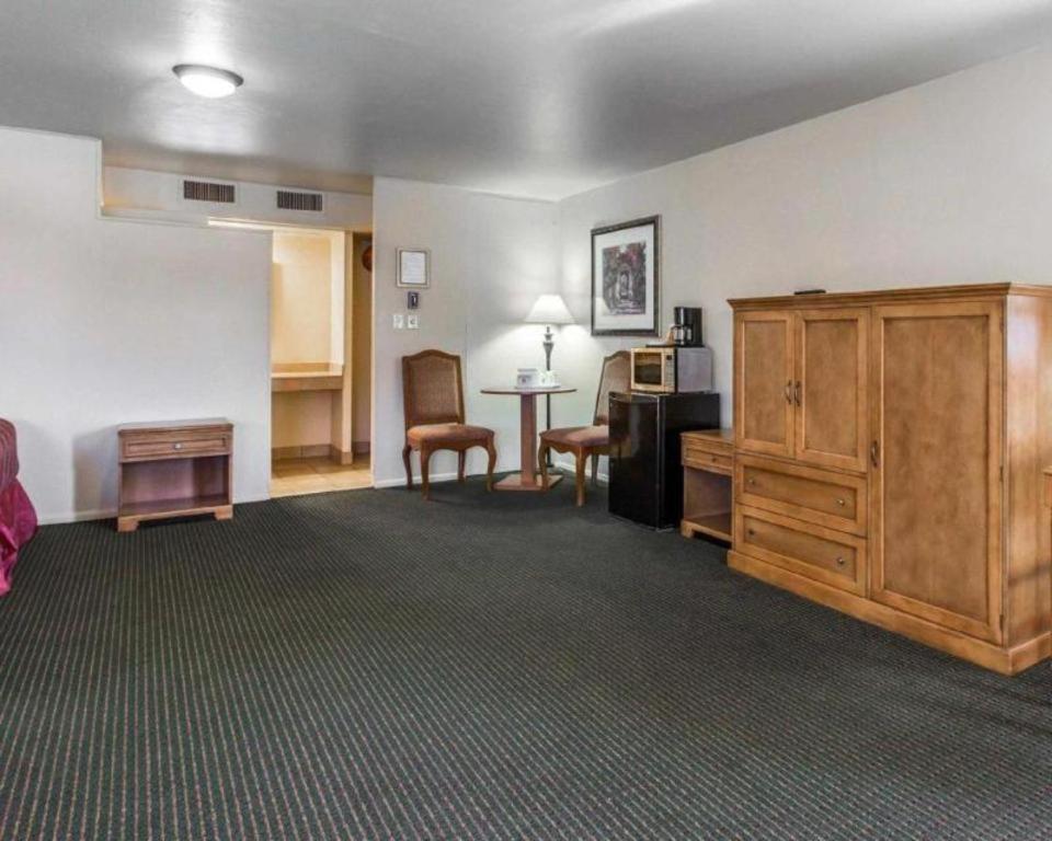 Econo Inn&suites Hotel 2*