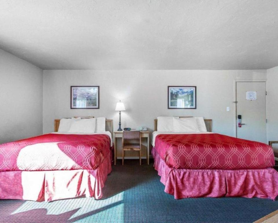 Econo Inn&suites Hotel