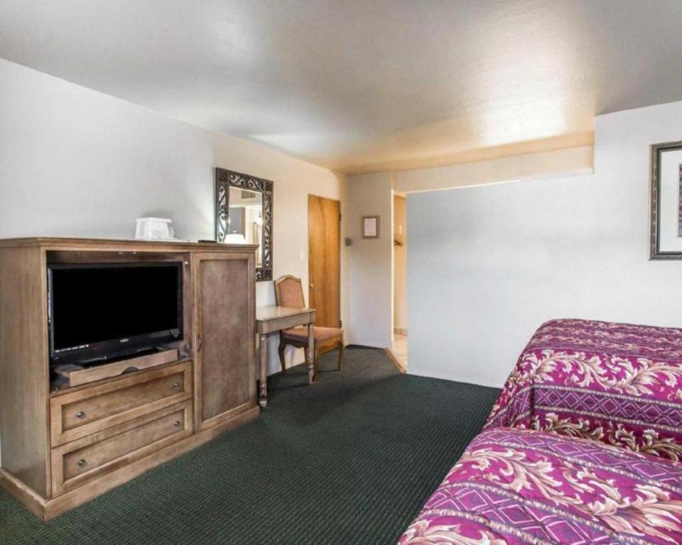 Econo Inn&suites Hotel