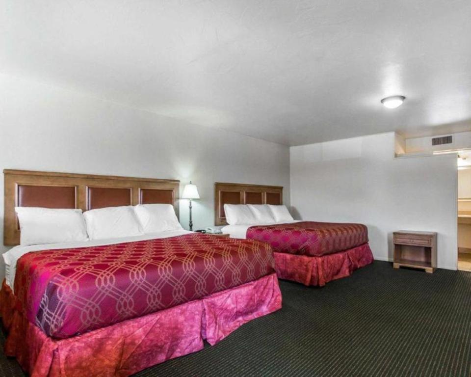 Econo Inn&suites Hotel 2*