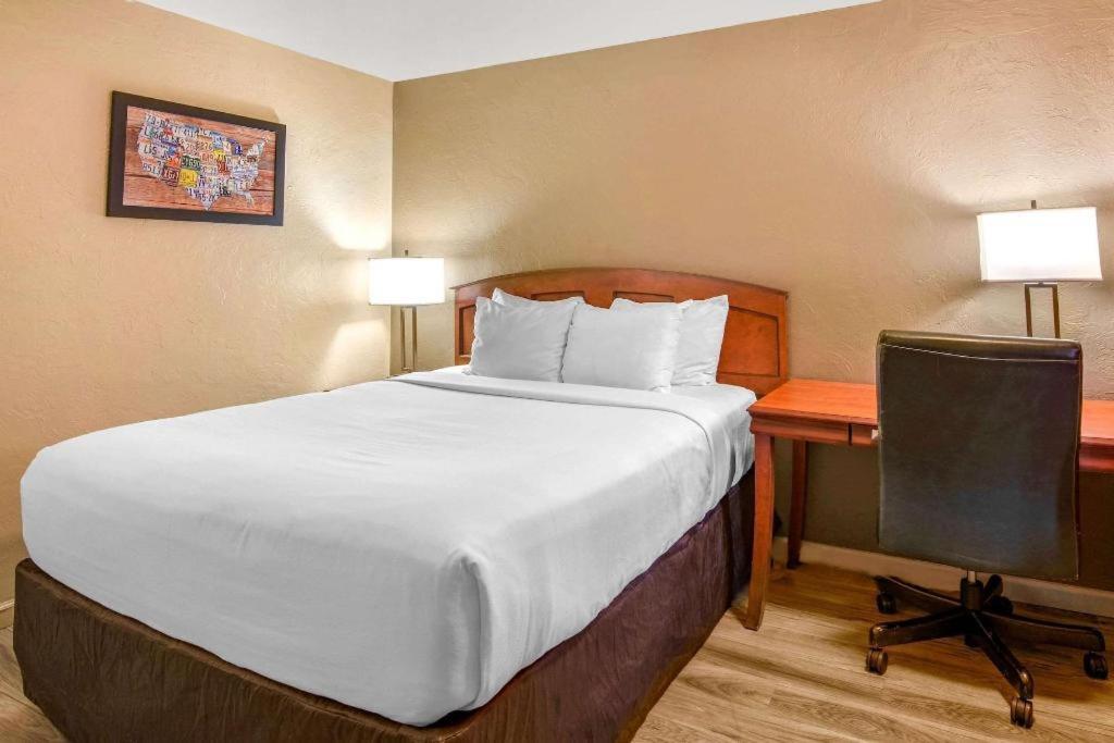 Econo Inn&suites Hotel 2*