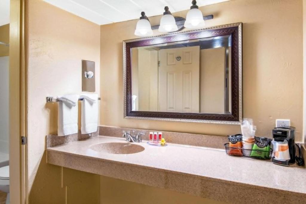 Econo Inn&suites Hotel 2*