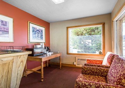 Econo Inn&suites Hotel